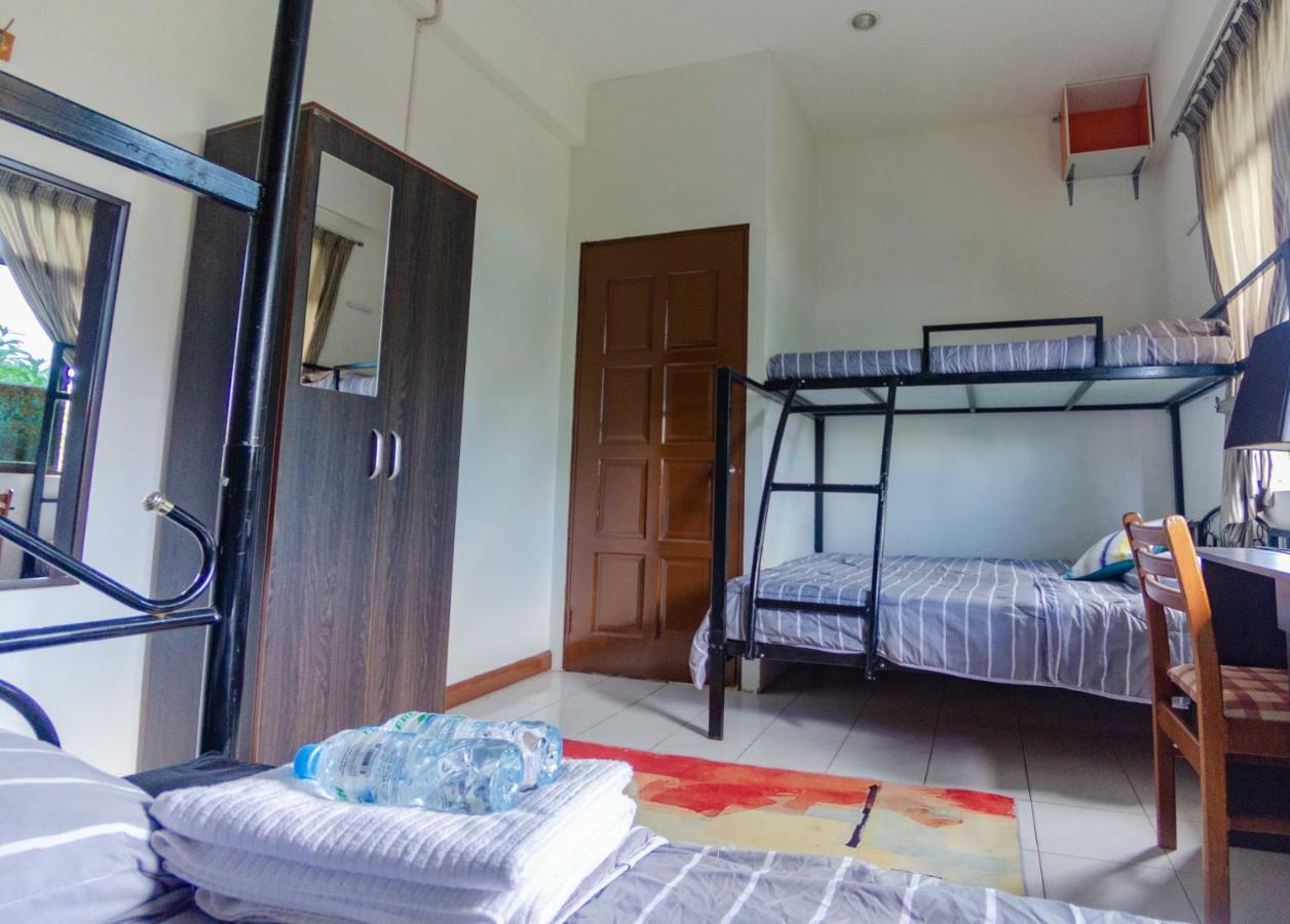 Poni Homestay Muara Exterior foto